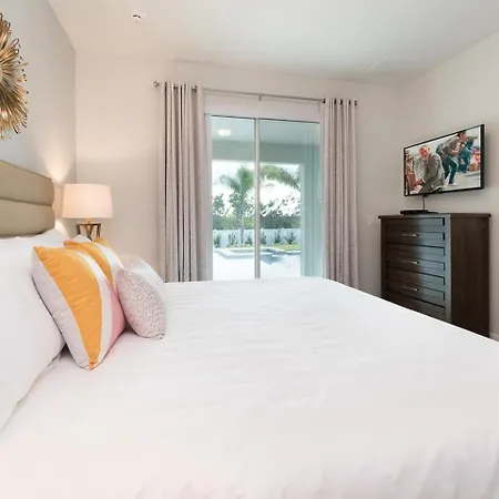Spacious 8 Bdrm Abode With Spillover Spa In Encore